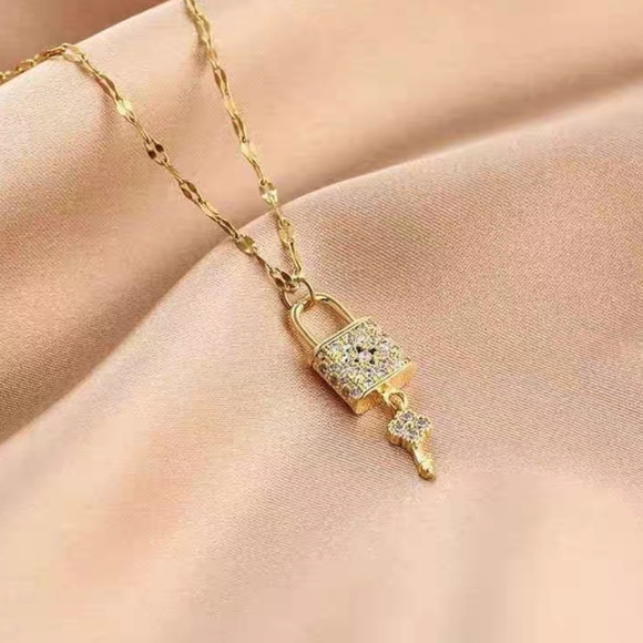 18K Gold "Unlock My Heart" Luxury Inspired Necklace - Picture 7 of 12